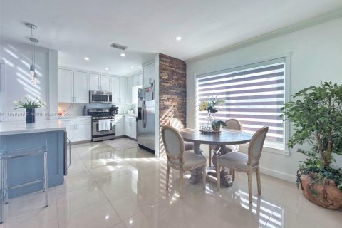 House in Hialeah, Florida 3 bedrooms, 114.55 sq.m. № 1952453 - photo 4