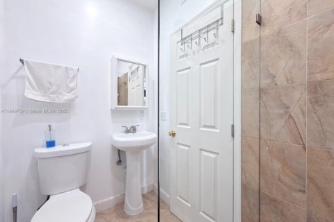 House in Hialeah, Florida 3 bedrooms, 114.55 sq.m. № 1952453 - photo 11