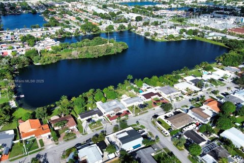 House in Hialeah, Florida 3 bedrooms, 114.55 sq.m. № 1952453 - photo 27