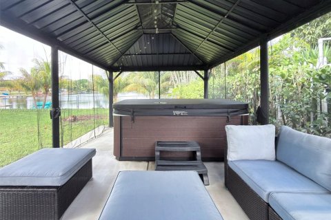 House in Hialeah, Florida 3 bedrooms, 114.55 sq.m. № 1952453 - photo 20