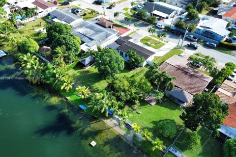 House in Hialeah, Florida 3 bedrooms, 114.55 sq.m. № 1952453 - photo 23