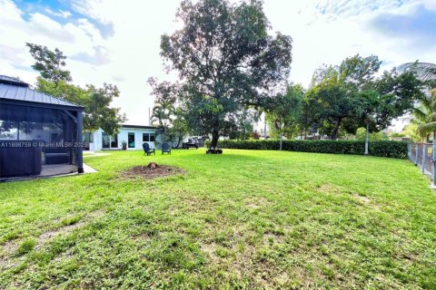 House in Hialeah, Florida 3 bedrooms, 114.55 sq.m. № 1952453 - photo 25