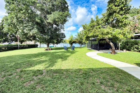 House in Hialeah, Florida 3 bedrooms, 114.55 sq.m. № 1952453 - photo 28