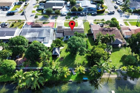 House in Hialeah, Florida 3 bedrooms, 114.55 sq.m. № 1952453 - photo 2
