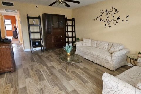 Condo in Deerfield Beach, Florida, 2 bedrooms  № 1944049 - photo 1