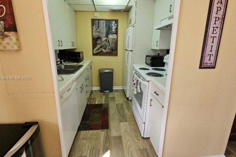 Condo in Deerfield Beach, Florida, 2 bedrooms  № 1944049 - photo 3