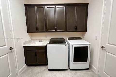 Casa en alquiler en Orlando, Florida, 3 dormitorios, 225.2 m2 № 1993822 - foto 19