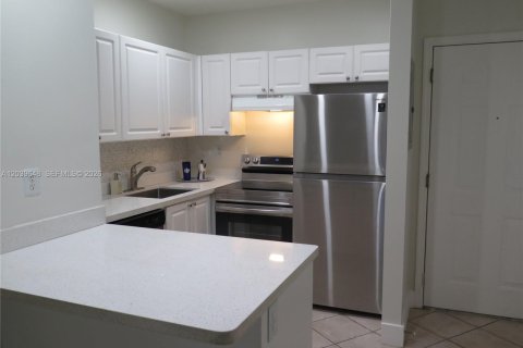 Condo in Miami, Florida, 1 bedroom № 2083672 - photo 2