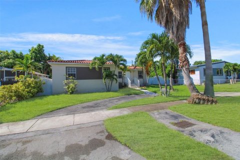 Villa ou maison à louer à Miami, Floride: 3 chambres, 107.4 m2 № 1922819 - photo 2