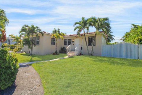Villa ou maison à louer à Miami, Floride: 3 chambres, 107.4 m2 № 1922819 - photo 1