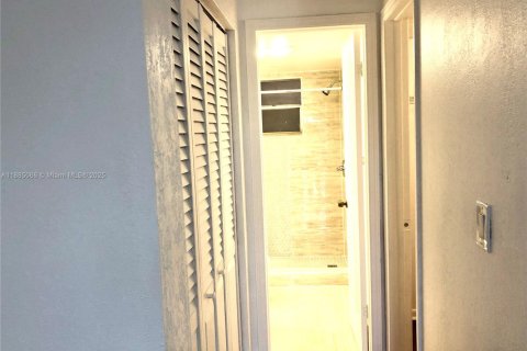 Condo in Davie, Florida, 1 bedroom  № 1931641 - photo 14