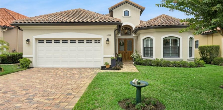 House in Howey-in-the-Hills, Florida 3 bedrooms, 192.49 sq.m. № 2277699