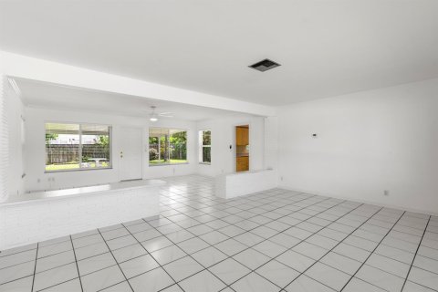 Casa en alquiler en West Palm Beach, Florida, 2 dormitorios, 122.45 m2 № 2085987 - foto 12