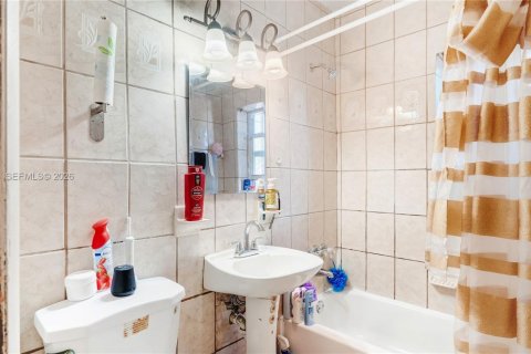 House in Miami, Florida 3 bedrooms, 157.47 sq.m. № 2004333 - photo 22