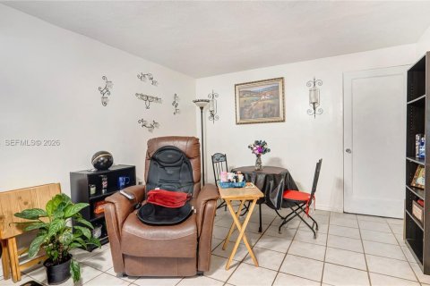 House in Miami, Florida 3 bedrooms, 157.47 sq.m. № 2004333 - photo 13