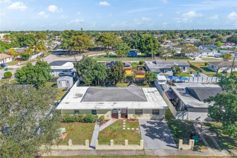 House in Miami, Florida 3 bedrooms, 157.47 sq.m. № 2004333 - photo 3