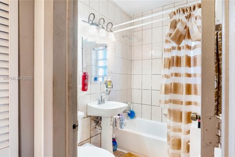 House in Miami, Florida 3 bedrooms, 157.47 sq.m. № 2004333 - photo 23