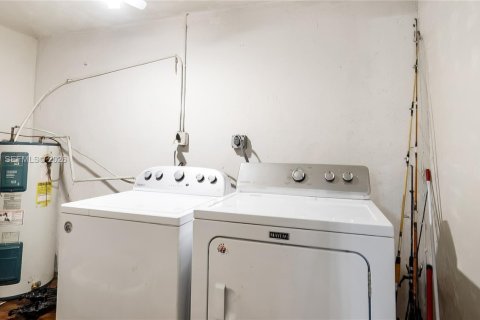 House in Miami, Florida 3 bedrooms, 157.47 sq.m. № 2004333 - photo 19