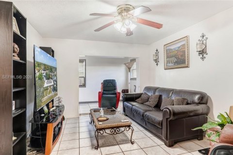 House in Miami, Florida 3 bedrooms, 157.47 sq.m. № 2004333 - photo 14