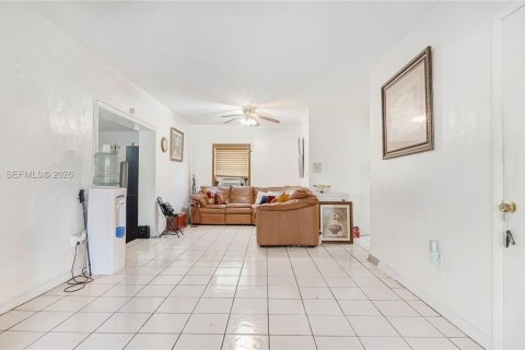 House in Miami, Florida 3 bedrooms, 157.47 sq.m. № 2004333 - photo 8