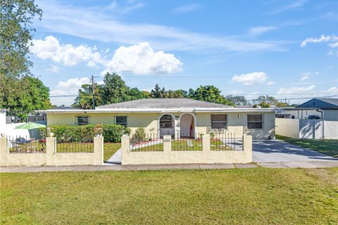 House in Miami, Florida 3 bedrooms, 157.47 sq.m. № 2004333