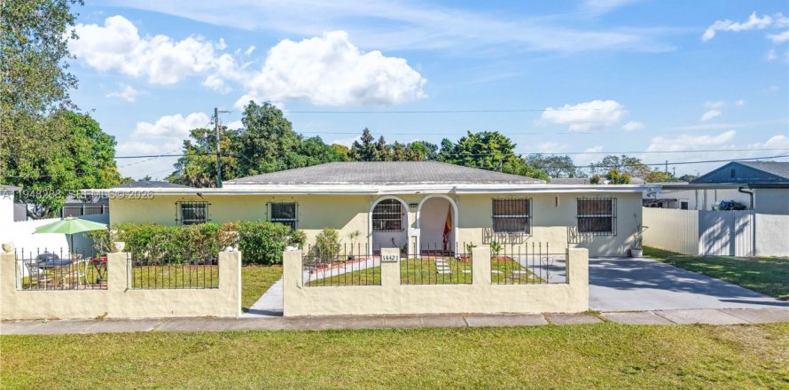 House in Miami, Florida 3 bedrooms, 157.47 sq.m. № 2004333