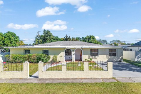 House in Miami, Florida 3 bedrooms, 157.47 sq.m. № 2004333 - photo 2