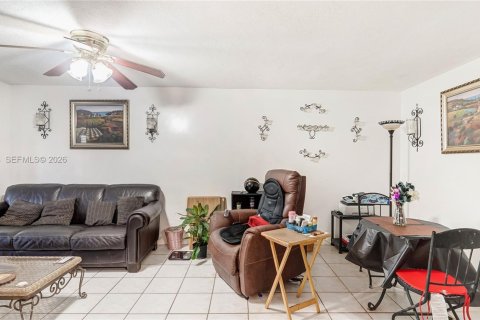 House in Miami, Florida 3 bedrooms, 157.47 sq.m. № 2004333 - photo 15