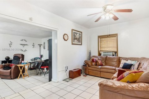 House in Miami, Florida 3 bedrooms, 157.47 sq.m. № 2004333 - photo 11