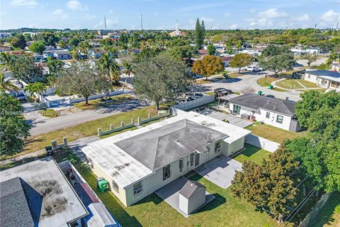 House in Miami, Florida 3 bedrooms, 157.47 sq.m. № 2004333 - photo 6