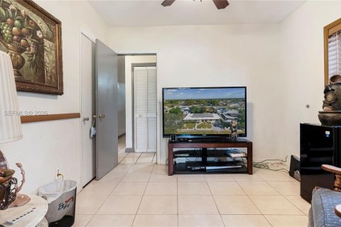 House in Miami, Florida 3 bedrooms, 157.47 sq.m. № 2004333 - photo 27