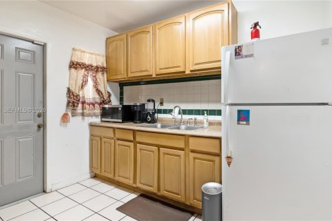 House in Miami, Florida 3 bedrooms, 157.47 sq.m. № 2004333 - photo 16