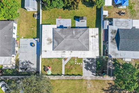 House in Miami, Florida 3 bedrooms, 157.47 sq.m. № 2004333 - photo 5