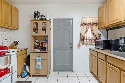 House in Miami, Florida 3 bedrooms, 157.47 sq.m. № 2004333 - photo 17