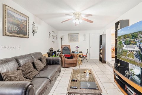 House in Miami, Florida 3 bedrooms, 157.47 sq.m. № 2004333 - photo 12