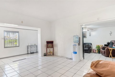 House in Miami, Florida 3 bedrooms, 157.47 sq.m. № 2004333 - photo 9