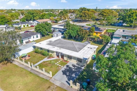 House in Miami, Florida 3 bedrooms, 157.47 sq.m. № 2004333 - photo 4