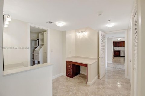 Condominio en venta en Hallandale Beach, Florida, 2 dormitorios, 131.92 m2 № 1872164 - foto 19