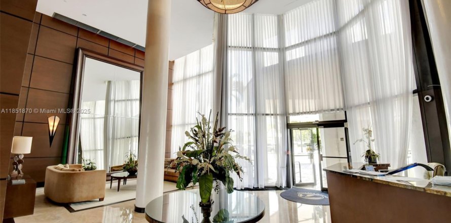 Condominio en Hallandale Beach, Florida, 2 dormitorios № 1872164