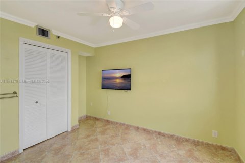 Condominio en venta en Hallandale Beach, Florida, 2 dormitorios, 131.92 m2 № 1872164 - foto 24