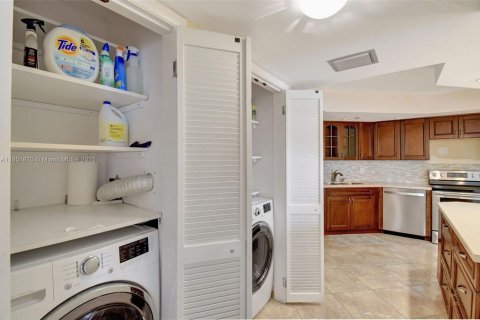 Condominio en venta en Hallandale Beach, Florida, 2 dormitorios, 131.92 m2 № 1872164 - foto 13