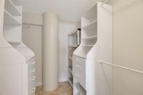 Condominio en venta en Hallandale Beach, Florida, 2 dormitorios, 131.92 m2 № 1872164 - foto 20