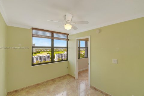 Condominio en venta en Hallandale Beach, Florida, 2 dormitorios, 131.92 m2 № 1872164 - foto 25