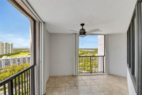 Condominio en venta en Hallandale Beach, Florida, 2 dormitorios, 131.92 m2 № 1872164 - foto 27