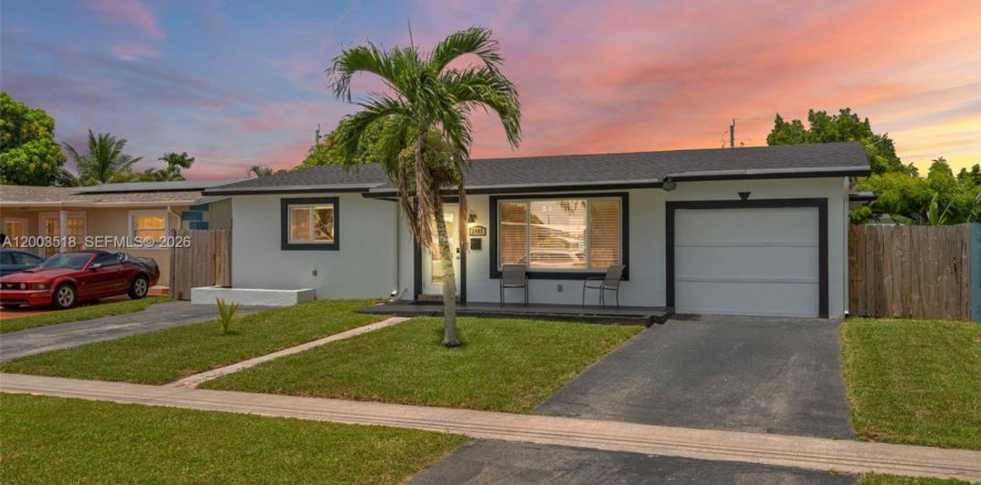 House in Sunrise, Florida 3 bedrooms, 123.56 sq.m. № 2068178