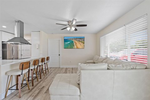 House in Sunrise, Florida 3 bedrooms, 123.56 sq.m. № 2068178 - photo 6