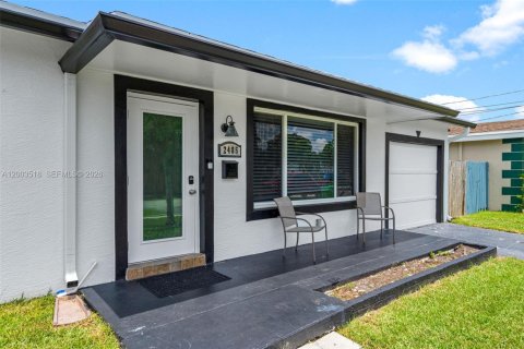 House in Sunrise, Florida 3 bedrooms, 123.56 sq.m. № 2068178 - photo 4