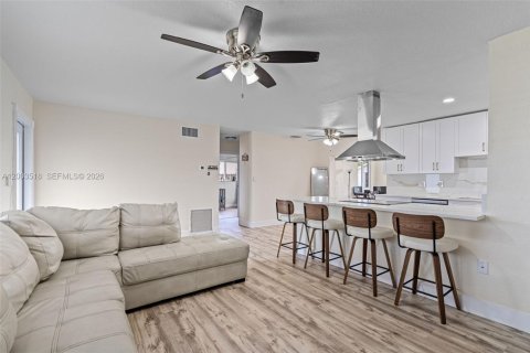 House in Sunrise, Florida 3 bedrooms, 123.56 sq.m. № 2068178 - photo 8