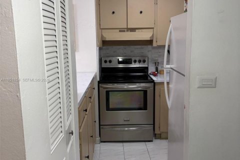 Снять в аренду квартиру в Майами, Флорида 1 спальня, 56.86м2, № 2006348 - фото 3