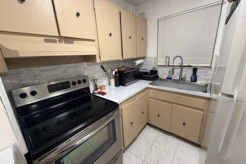 Снять в аренду квартиру в Майами, Флорида 1 спальня, 56.86м2, № 2006348 - фото 2